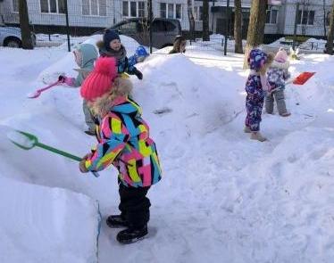 Зимняя прогулка малышей