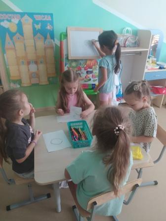 Сюжетно-ролевая игра "Профессия - воспитатель"